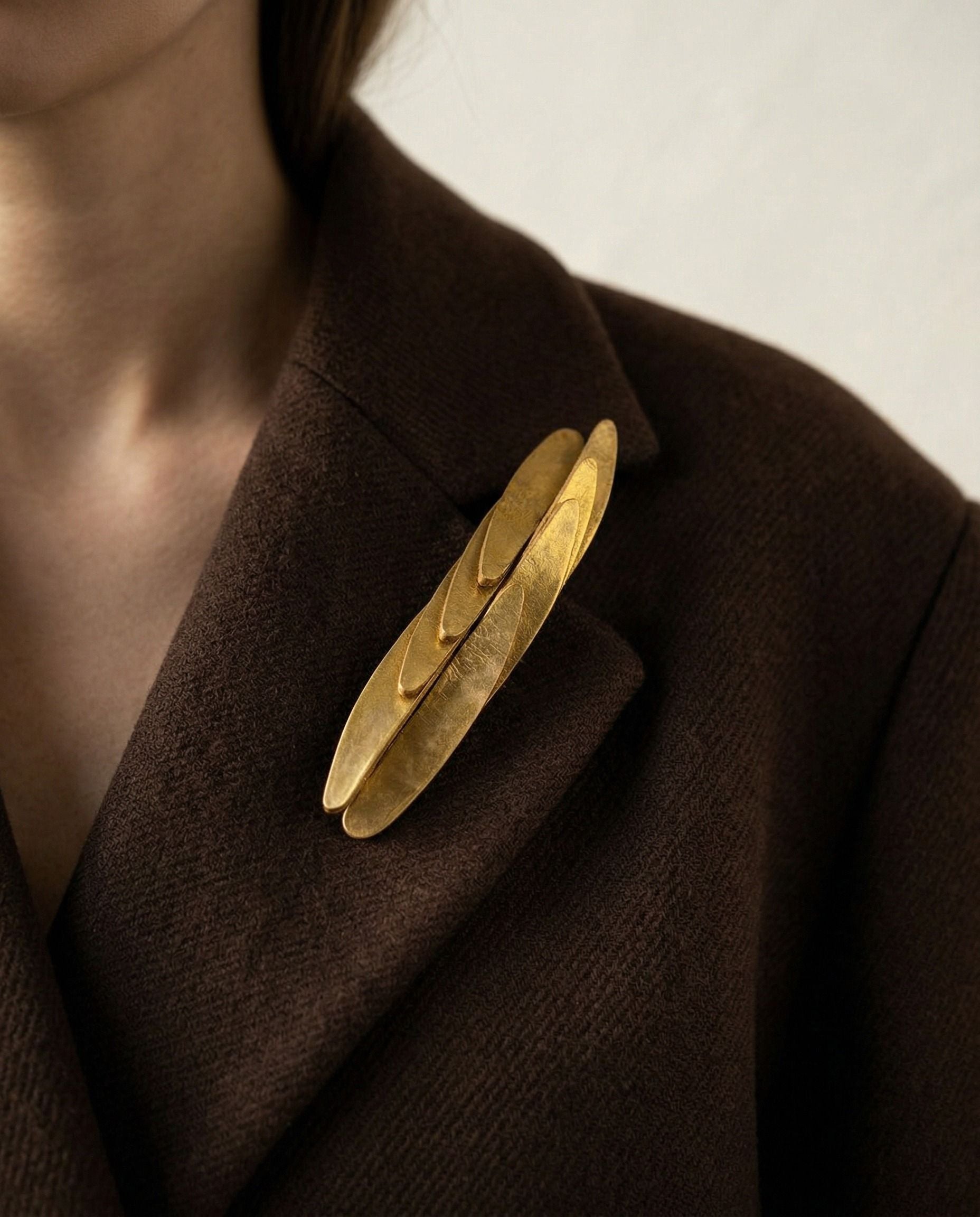 Ailes brooch