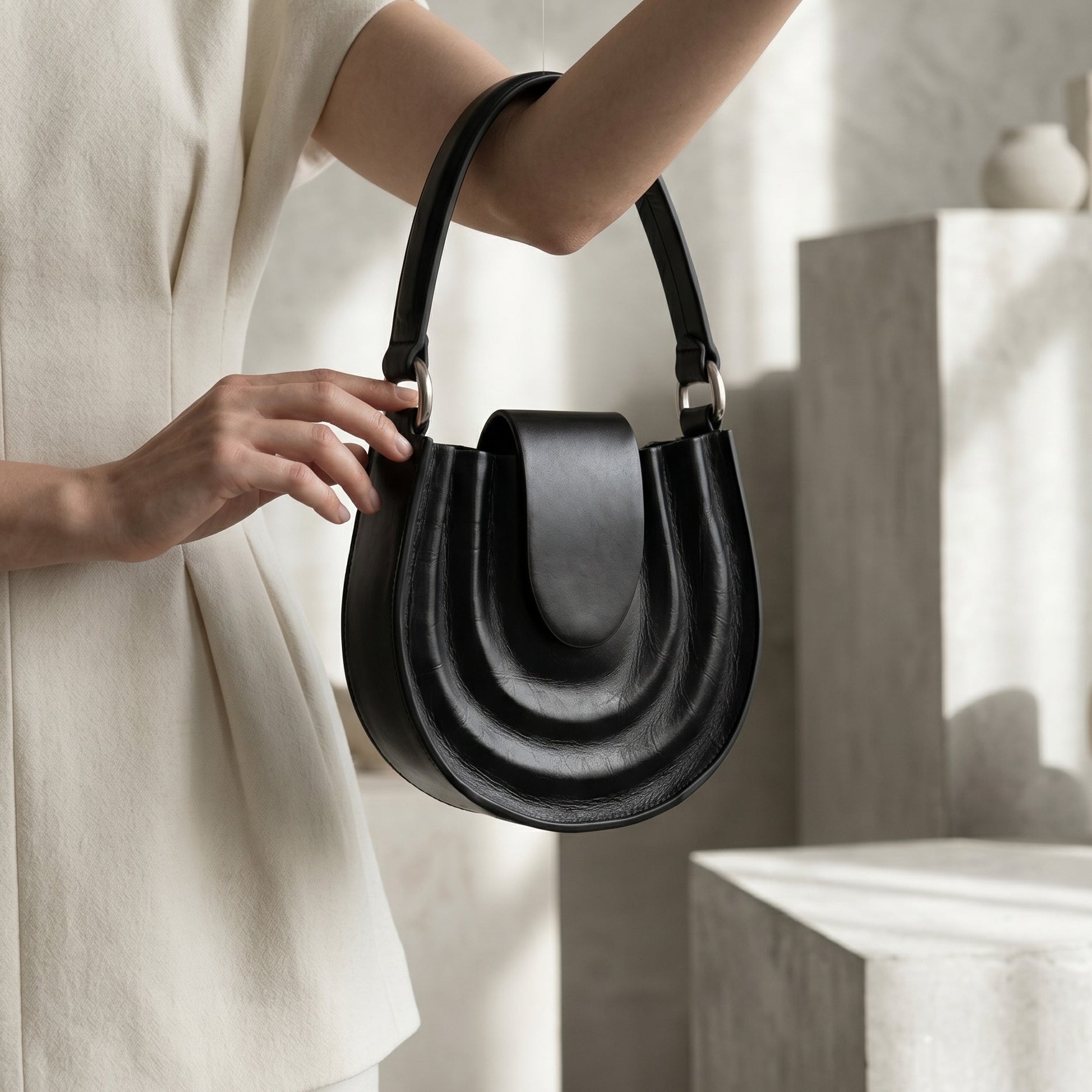 Aura hand-bag