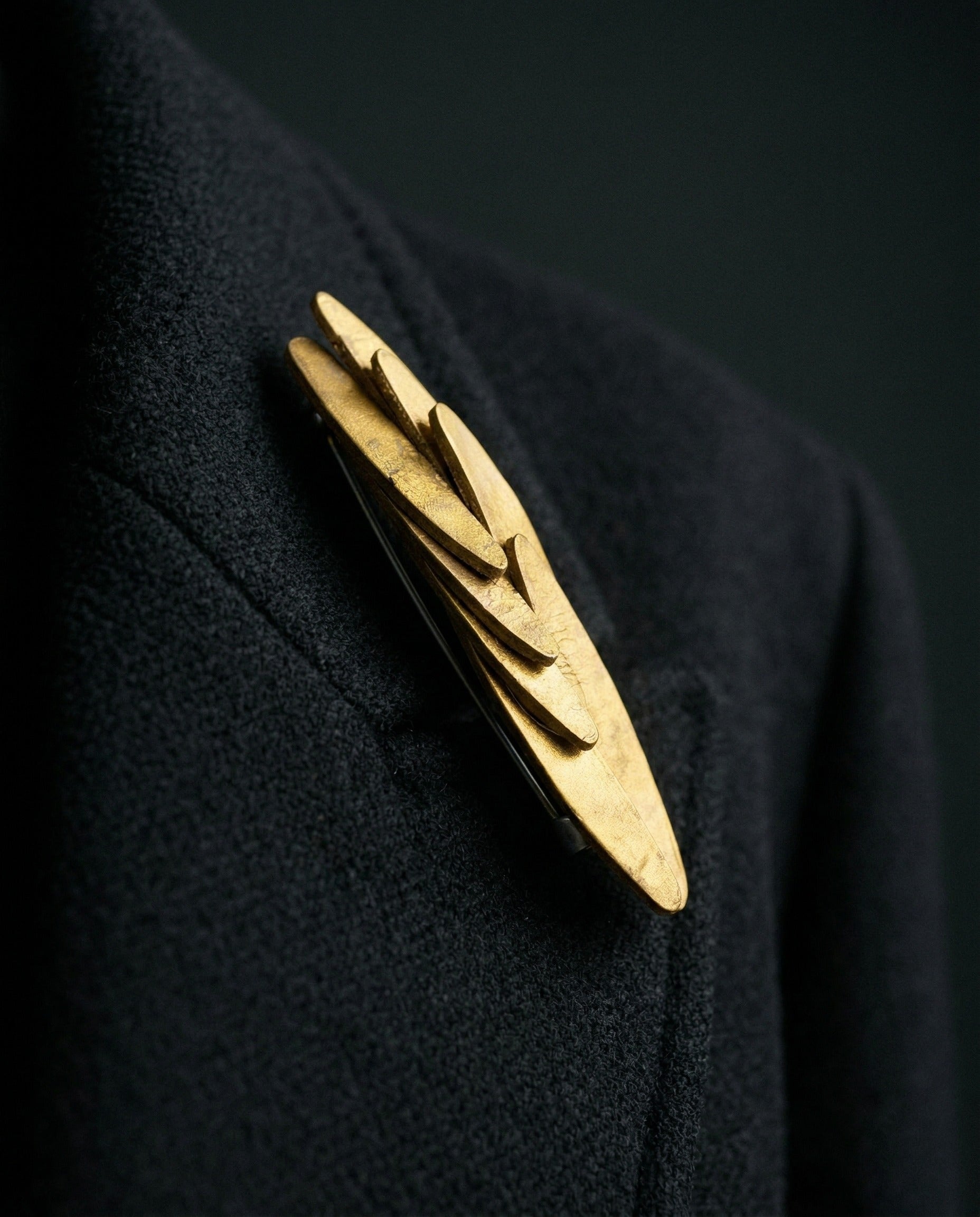 Ailes brooch