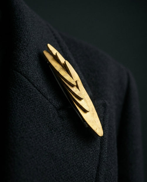 Ailes brooch